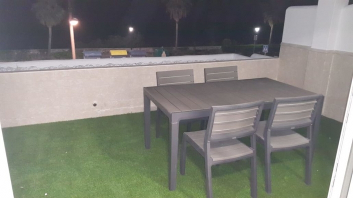 terraza mesa sillas cesped
