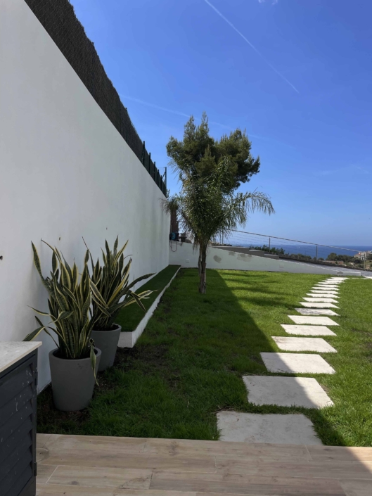 jardin arboles cesped acceso baldosas piedra