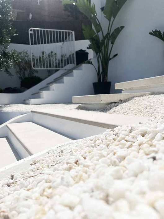 escalera blanca casa grande