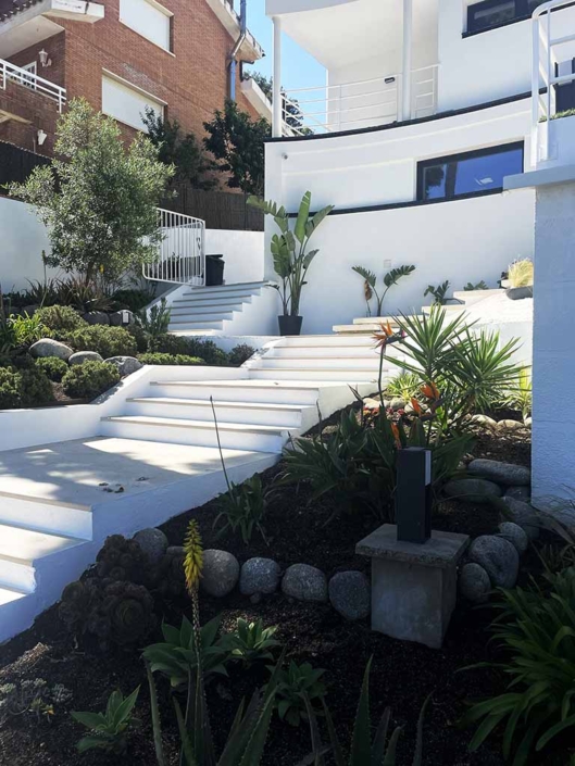 escalera blanca casa grande