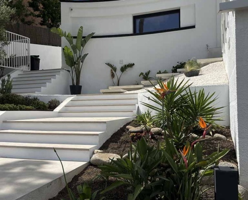 escalera blanca casa grande