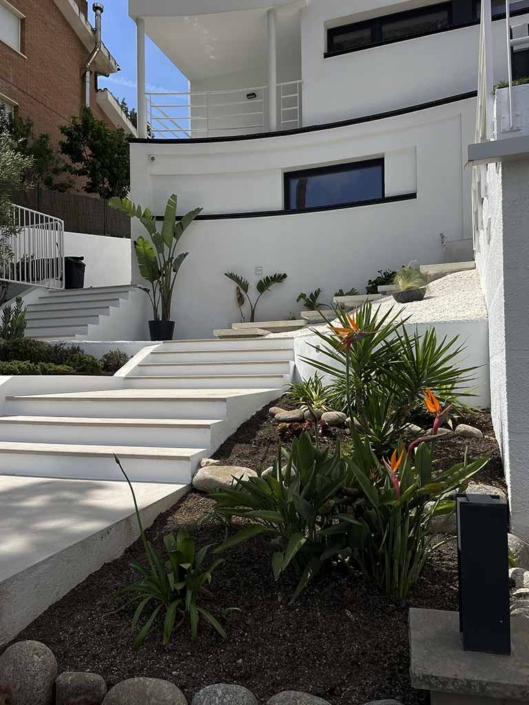 escalera blanca casa grande