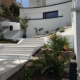 escalera blanca casa grande
