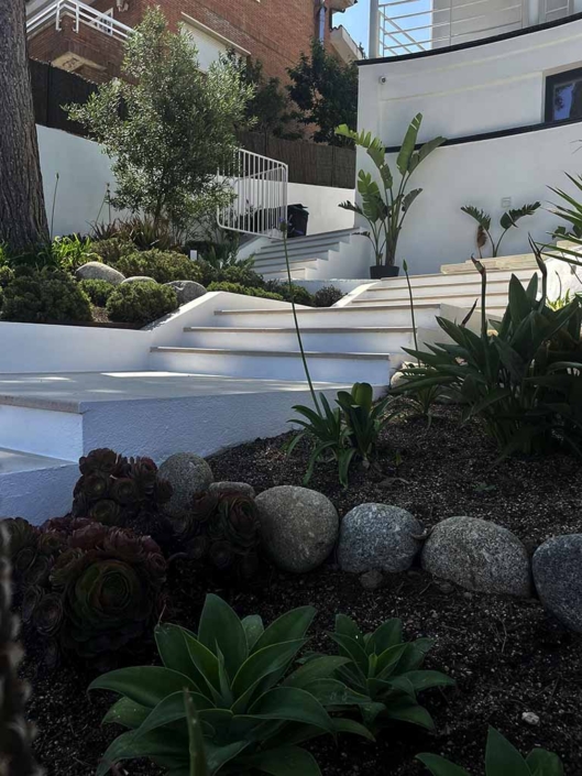 escaleras blancas jardines acceso vivienda