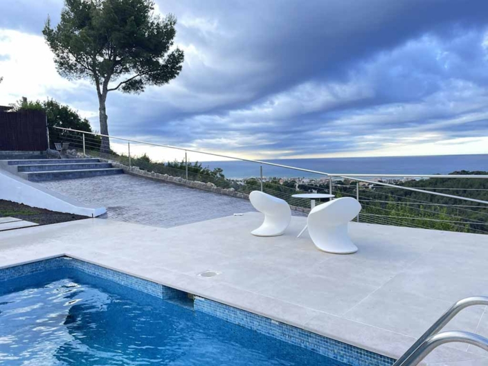 mesa sillas blancas jardin piscina