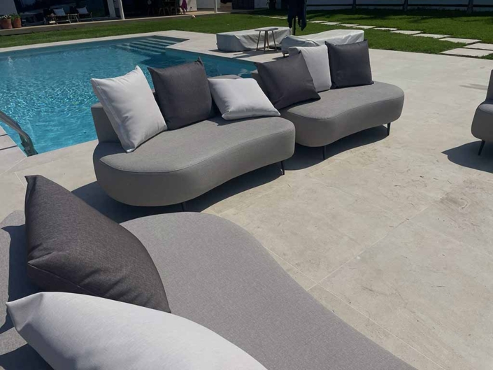 sofas cojines grises piscina jardin