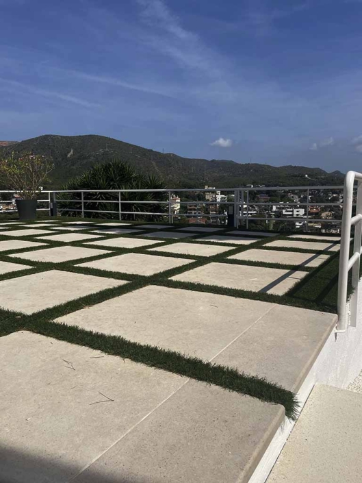 terraza casa suelo piedra cesped