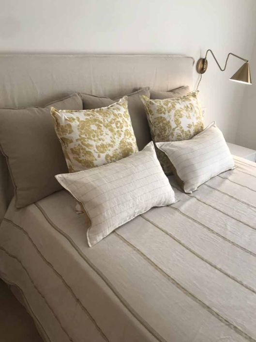 cama cojines cabezal tela lampara dorada