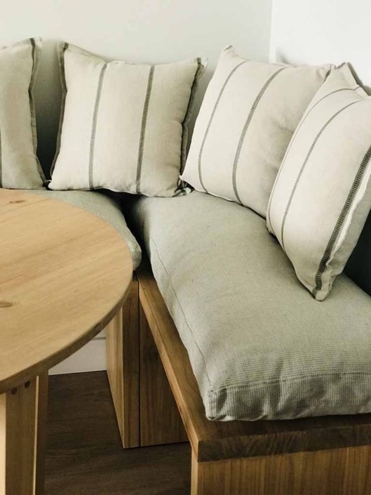 banco esquinero cojines mesa madera