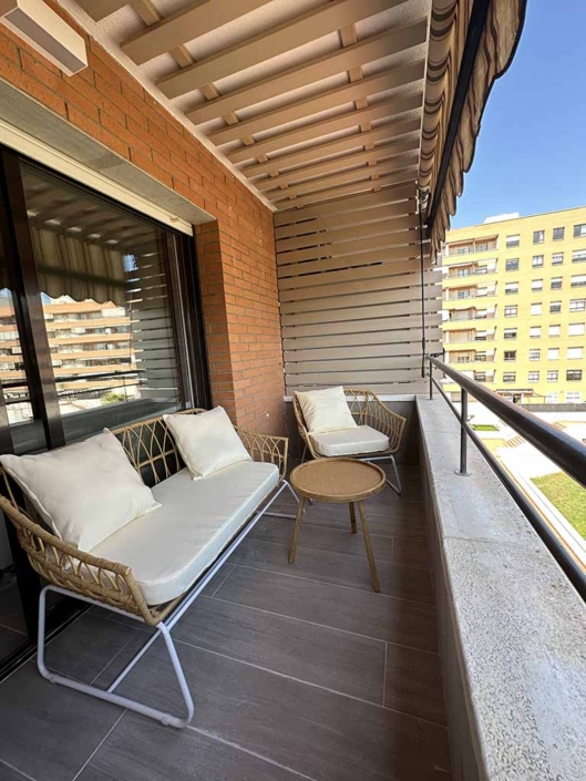 balcon moderno sofa butaca mesa auxiliar