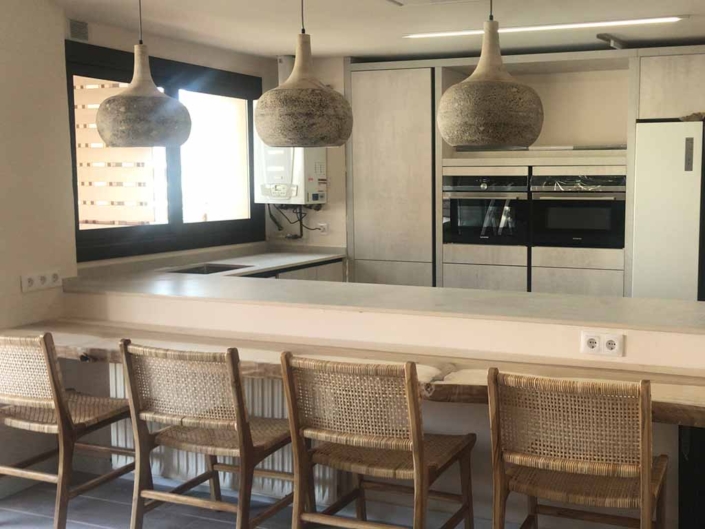 cocina office barra sillas lamparas colgantes
