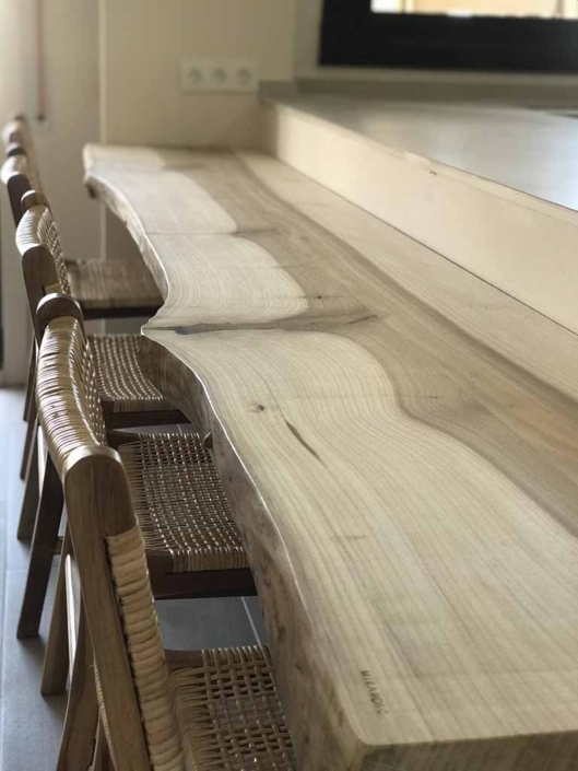 barra madera natural sillas