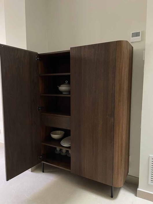 alacena madera puerta abierta platos sopera tazas