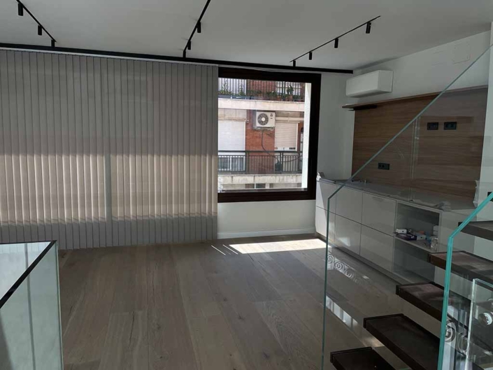 cocina actual muebles madera gran ventanal cortina