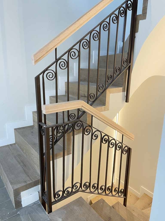 escalera de madera barandilla retro negra