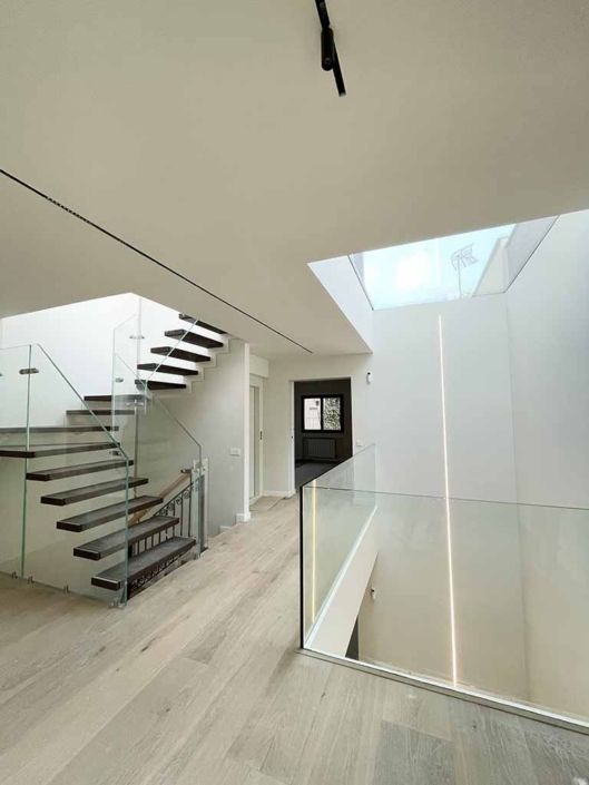 distribuidor vivienda escaleras barandillas cristal