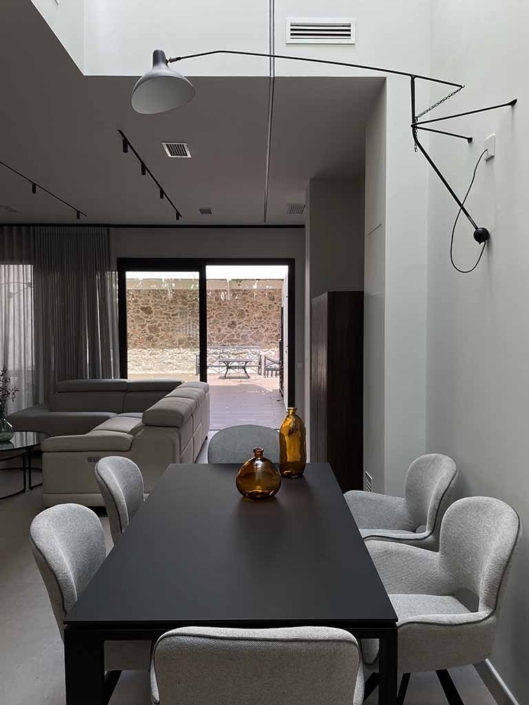mesa negra comedor sillas gris claro salon balcon patio