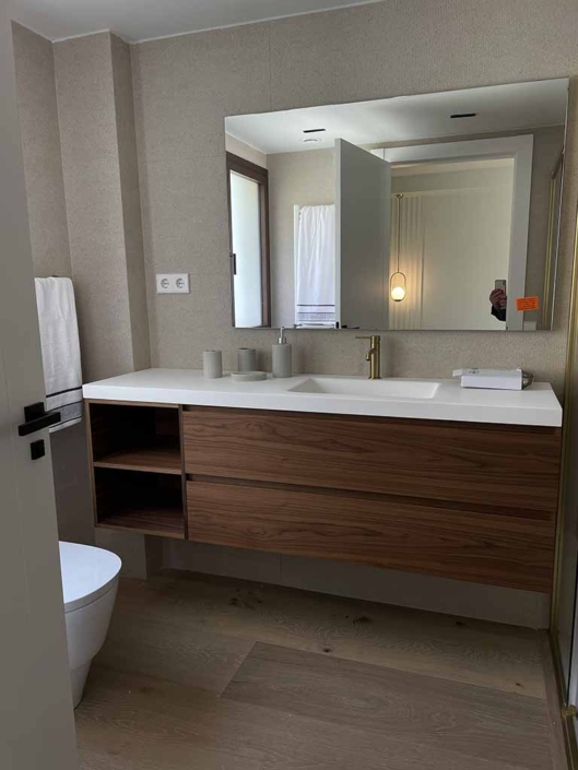 mueble tocador madera oscura cuarto bano