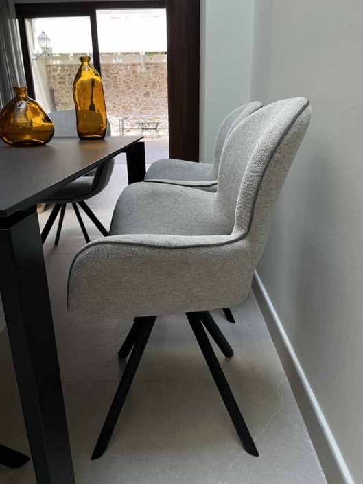 sillas comedor color blanco roto mesa negra balcon