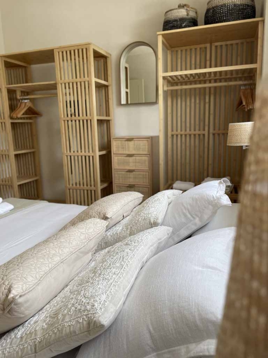 rehabilitacion-integral-casa-unifamiliar-castelldefels-alcoba dormitorio armarios madera cama cojines