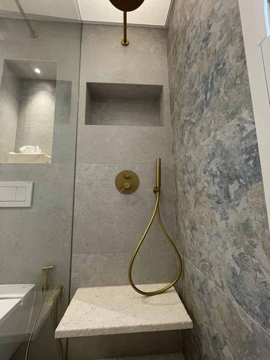 rehabilitacion-integral-casa-unifamiliar-castelldefels-bano ducha griferia dorada