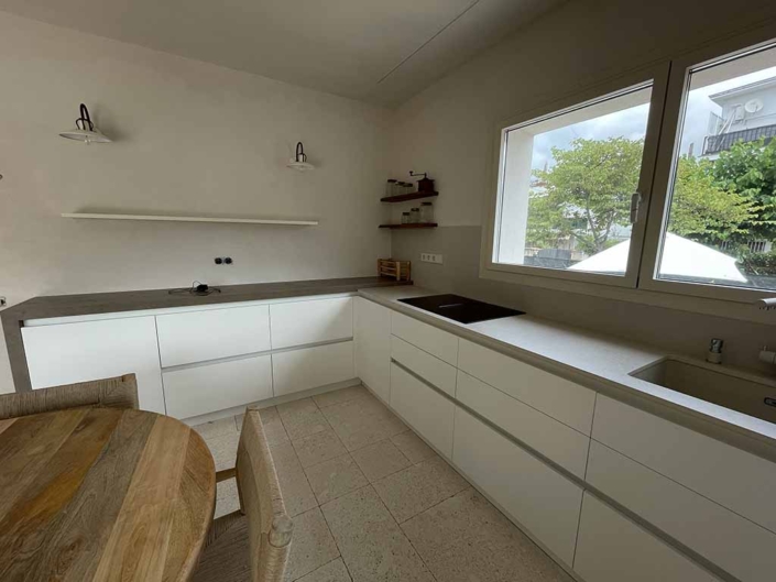 rehabilitacion-integral-casa-unifamiliar-castelldefels-cocina cocina actual muebles blancos