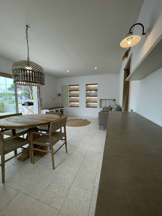 rehabilitacion-integral-casa-unifamiliar-castelldefels-cocina-integrada-salon-comedor comedor salon