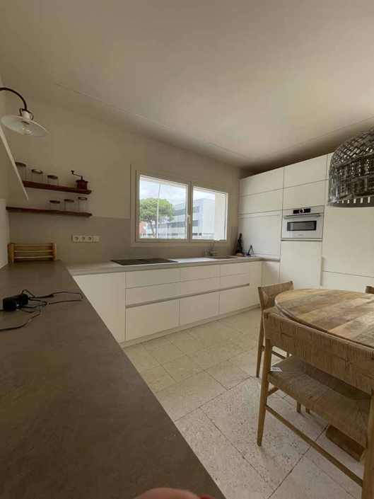 rehabilitacion-integral-casa-unifamiliar-castelldefels-cocina-office cocina mesa madera