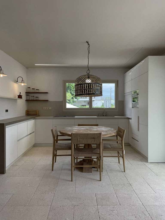 rehabilitacion-integral-casa-unifamiliar-castelldefels-comedor-cocina cocina office comedor mesa sillas madera