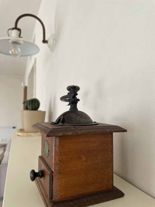 rehabilitacion-integral-casa-unifamiliar-castelldefels-detalle-decoracion-cocina molinillo cafe antiguo