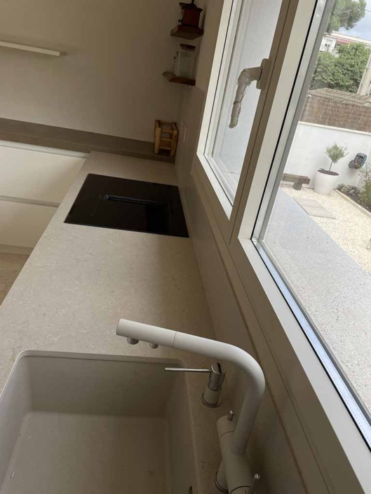 rehabilitacion-integral-casa-unifamiliar-castelldefels-encimera-fregadero-cocina grifo fregadera blanco vitroceramica encimera cocina