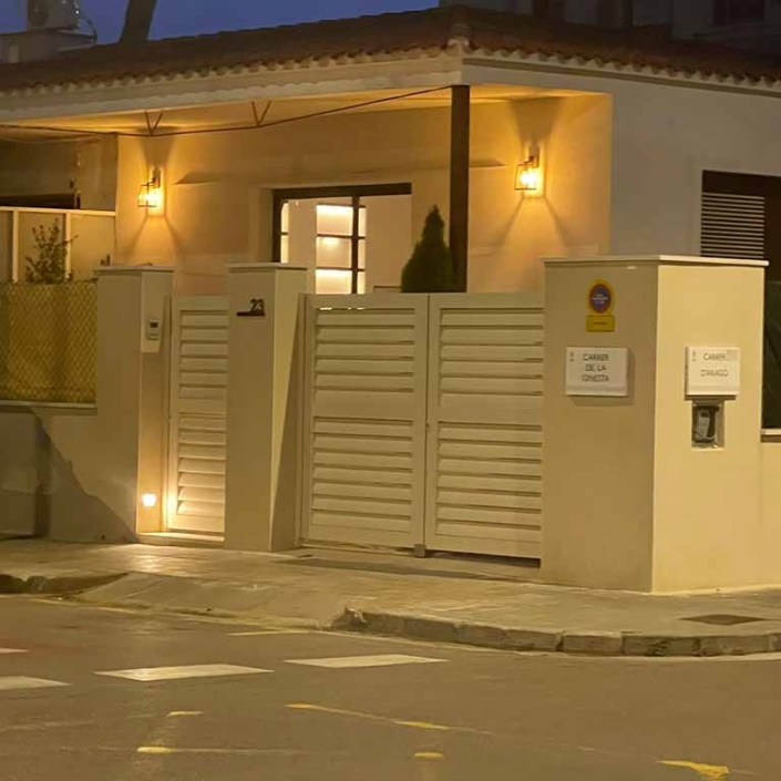 rehabilitacion-integral-casa-unifamiliar-castelldefels-entrada-calle muro puerta entrada casa noche iluminada