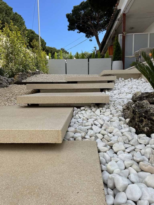 rehabilitacion-integral-casa-unifamiliar-castelldefels-escalera-entrada escalera piedra jardin moderna