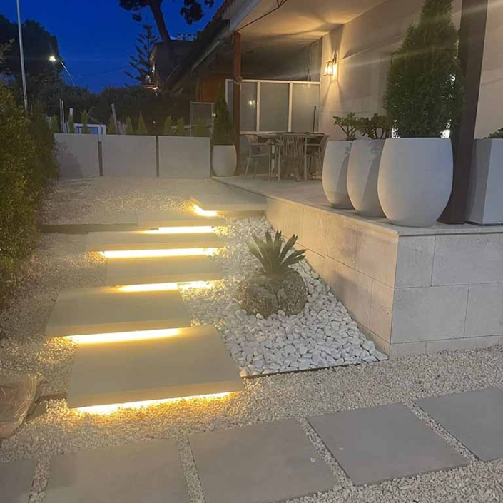 rehabilitacion-integral-casa-unifamiliar-castelldefels-escalera-entrada-iluminacion entrada vivienda escalera piedra iluminada