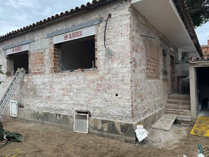rehabilitacion-integral-casa-unifamiliar-castelldefels-inicio-obra obra fachada casa