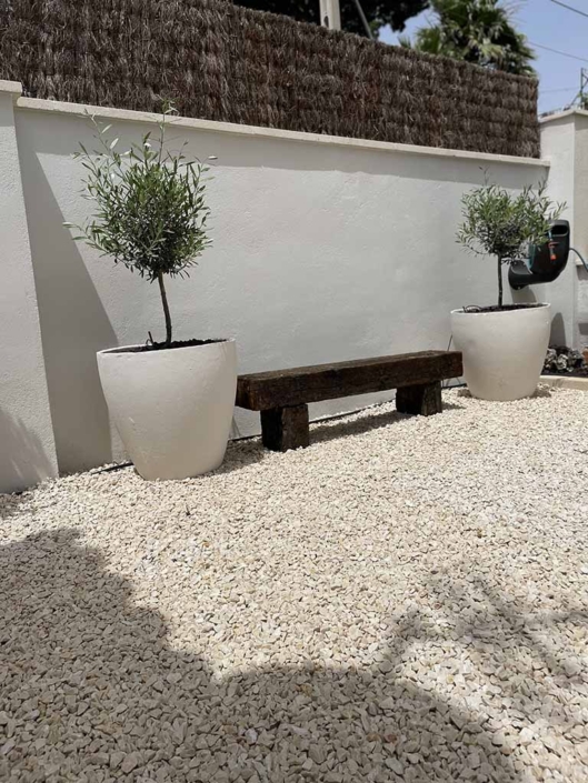 rehabilitacion-integral-casa-unifamiliar-castelldefels-jardin-banqueta-plantas jardin banqueta plantas macetas grandes