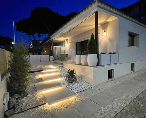 casa blanca bonita iluminada noche