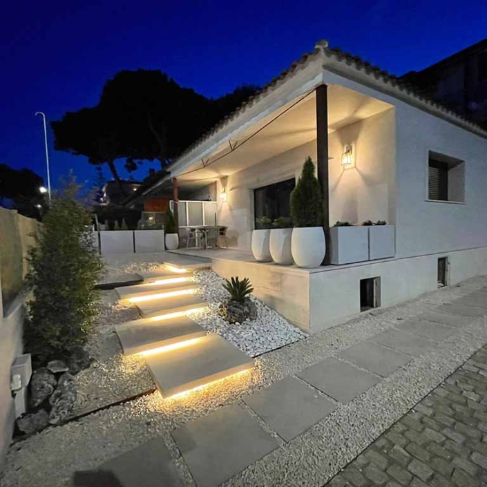 rehabilitacion-integral-castelldefels-casa-unifamiliar casa blanca bonita iluminada noche