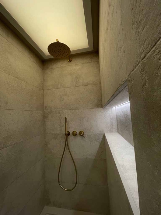 ducha obra griferia dorada
