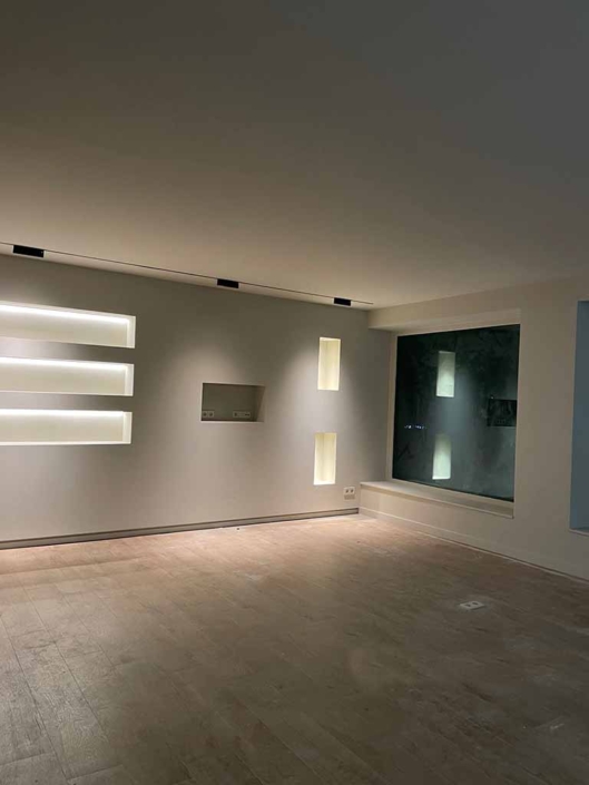 salon mueble obra ventanales grandes puntos luz