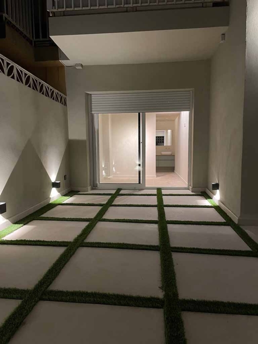 patio luces pared suelo baldosa cesped