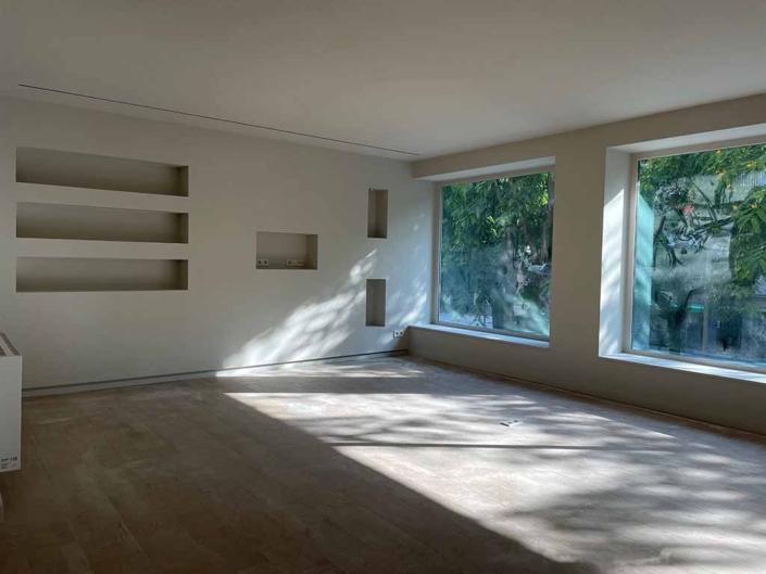 salon mueble obra ventanales grandes
