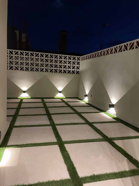 patio luces pared suelo baldosa cesped
