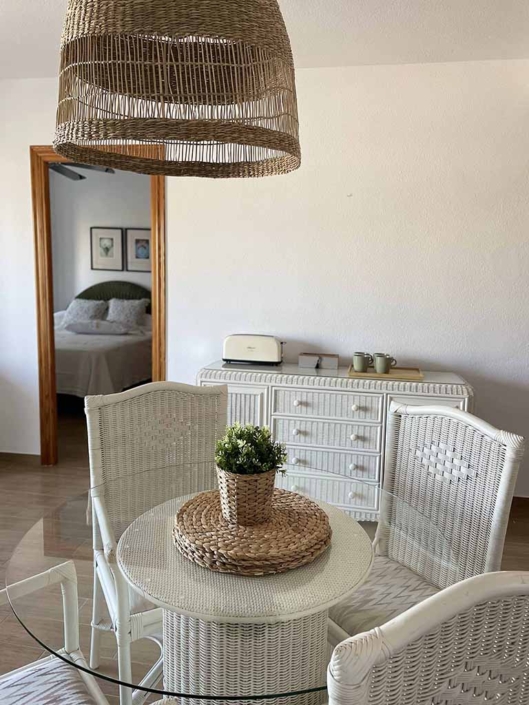 comedor muebles blancos puerta habitacion