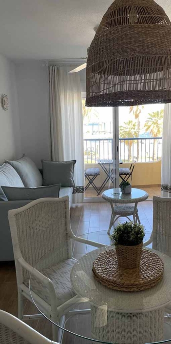 salon comedor sofa balcon lampara grande