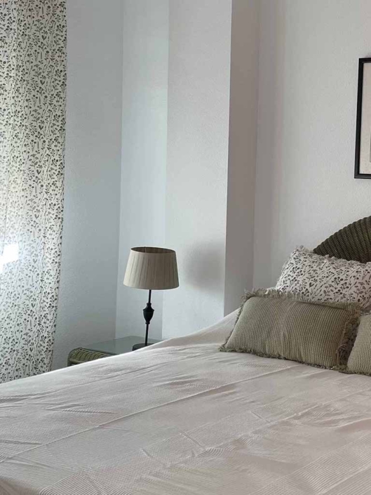 cama cojines mesita noche lamparita