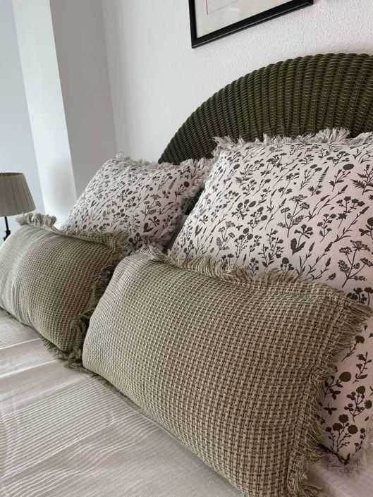 decoracion cojines cama cabecero