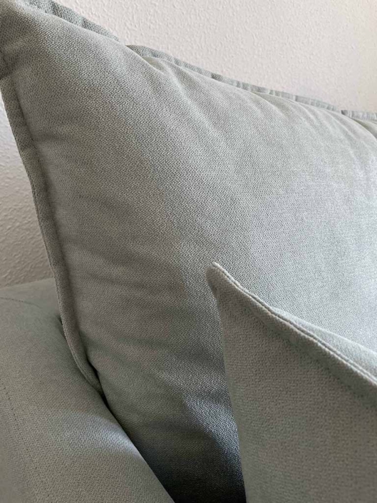 detalle sofa gris claro