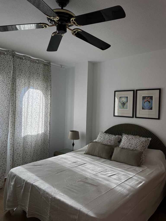 habitacion cama doble ventilador techo ventanas cortinas