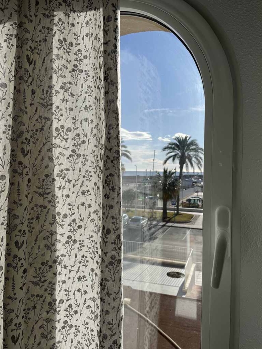 vistas puerto paseo maritimo ventana blanca cortinas